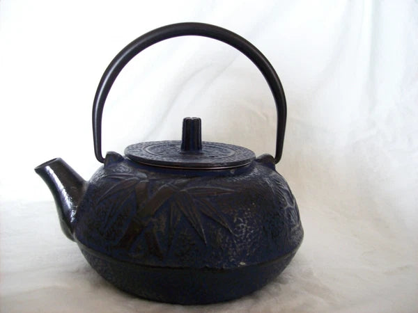 Teapot, cast iron with enamel inside and tea strainer Blue pattern Well-made.