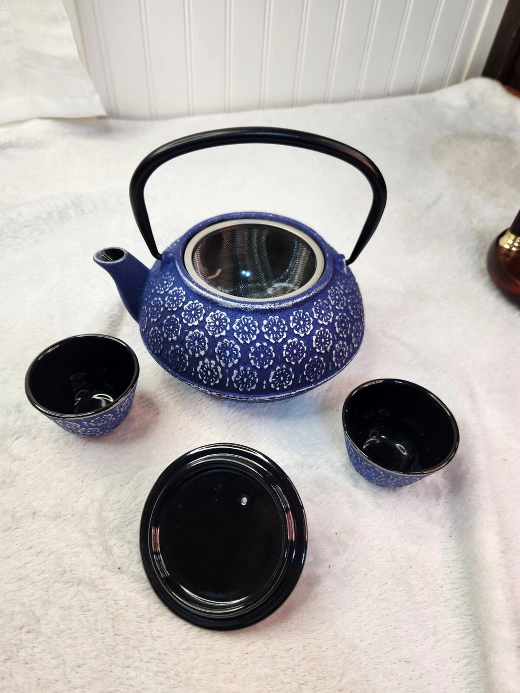 PRIMULA 34oz Blue Floral TEAPOT And Cups Cast Iron , Mesh tea Infuser Enamel New