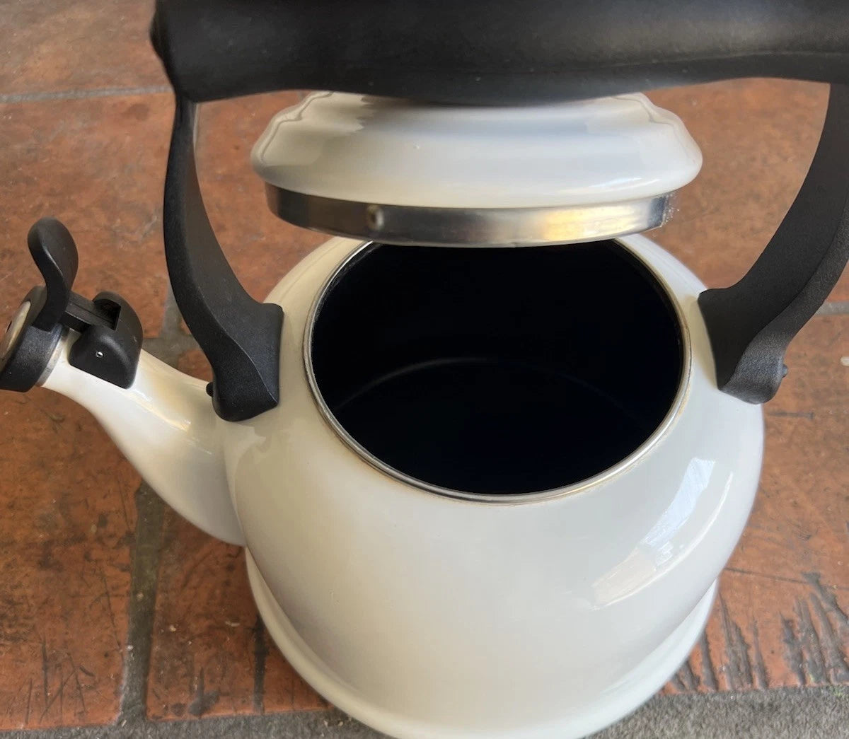 Vintage Le Creuset Enamel On Steel Whistling 1.7Qt (1.6 L) Tea Kettle White