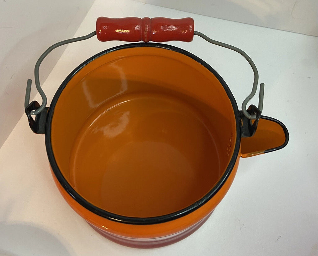 VNTG. ENAMELWARE TEAPOT TEA KETTLE ORANGE WOODEN HANDLE KITSCHY 70'S AESTHETIC