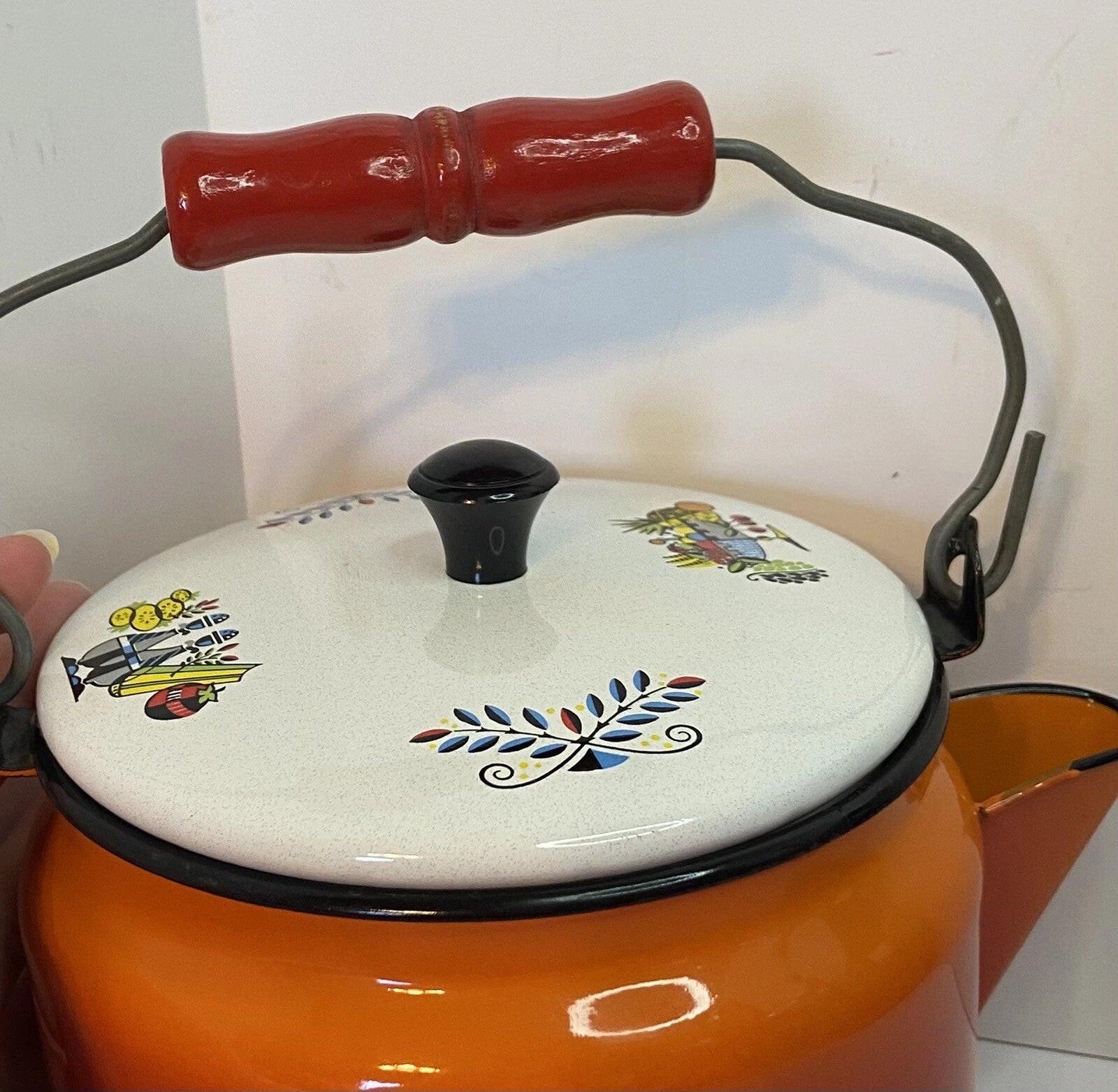 VNTG. ENAMELWARE TEAPOT TEA KETTLE ORANGE WOODEN HANDLE KITSCHY 70'S AESTHETIC