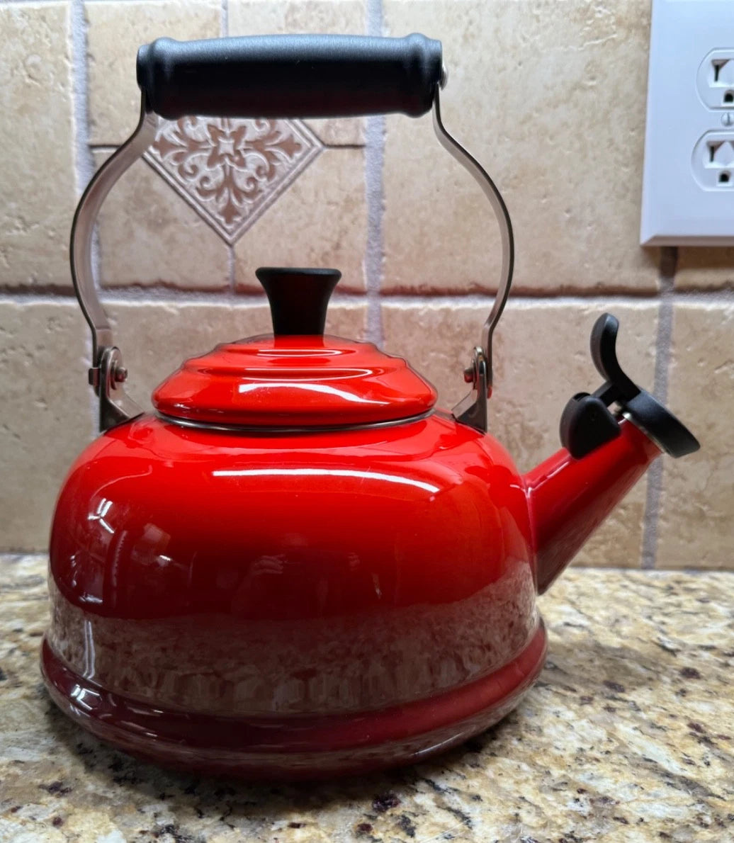 Le Creuset Classic Whistling Tea Kettle Teapot Red Gradient Ombre 1.7 Qt (1.6L)