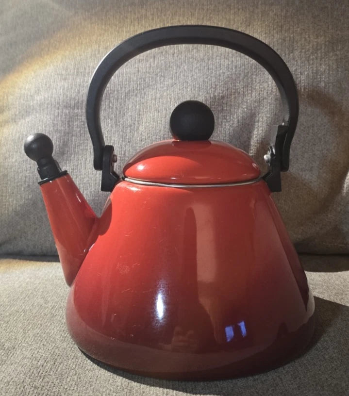 LE CREUSET  Classic Whistling Kettle Tea Pot 1.7 Quart  Cerise Red Enamel