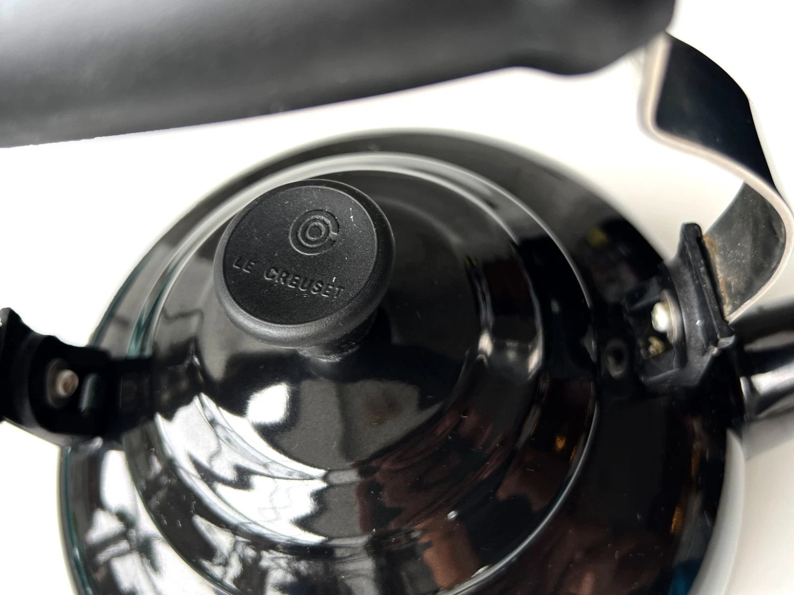 Le Creuset Whistling Stovetop Kettle BLACK Teapot 1.7 Qt 1.6 L Enameled Steel