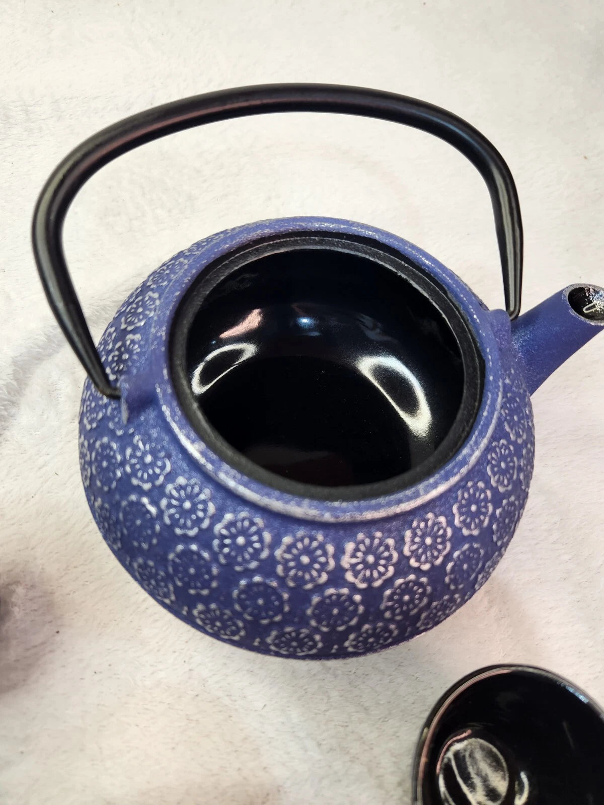 PRIMULA 34oz Blue Floral TEAPOT And Cups Cast Iron , Mesh tea Infuser Enamel New