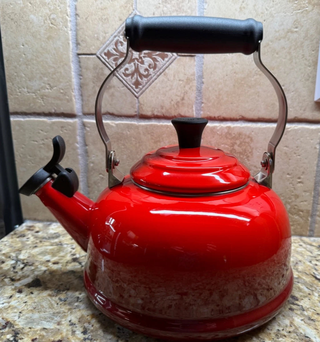 Le Creuset Classic Whistling Tea Kettle Teapot Red Gradient Ombre 1.7 Qt (1.6L)