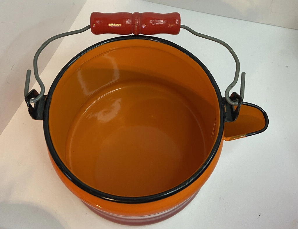 VNTG. ENAMELWARE TEAPOT TEA KETTLE ORANGE WOODEN HANDLE KITSCHY 70'S AESTHETIC