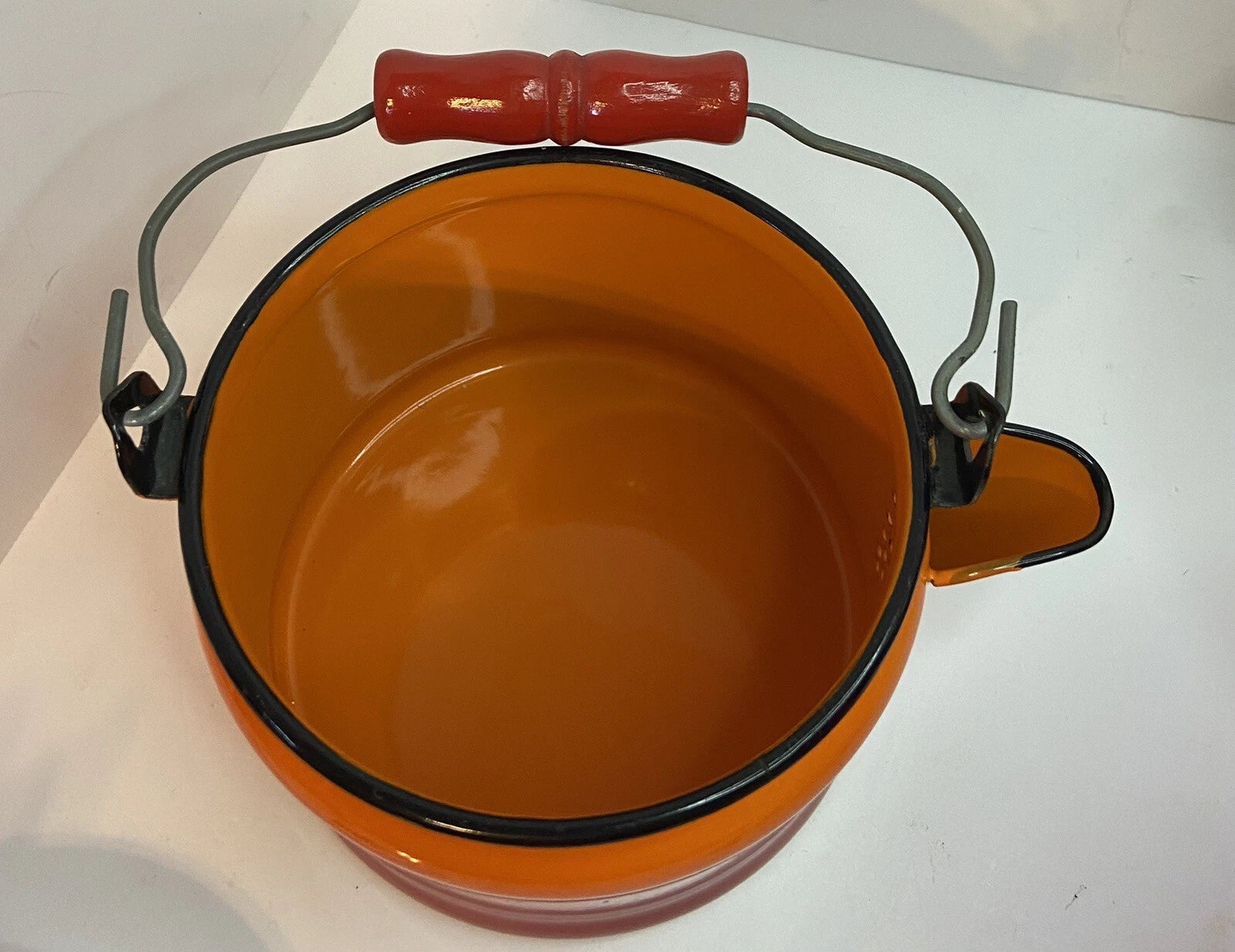 VNTG. ENAMELWARE TEAPOT TEA KETTLE ORANGE WOODEN HANDLE KITSCHY 70'S AESTHETIC