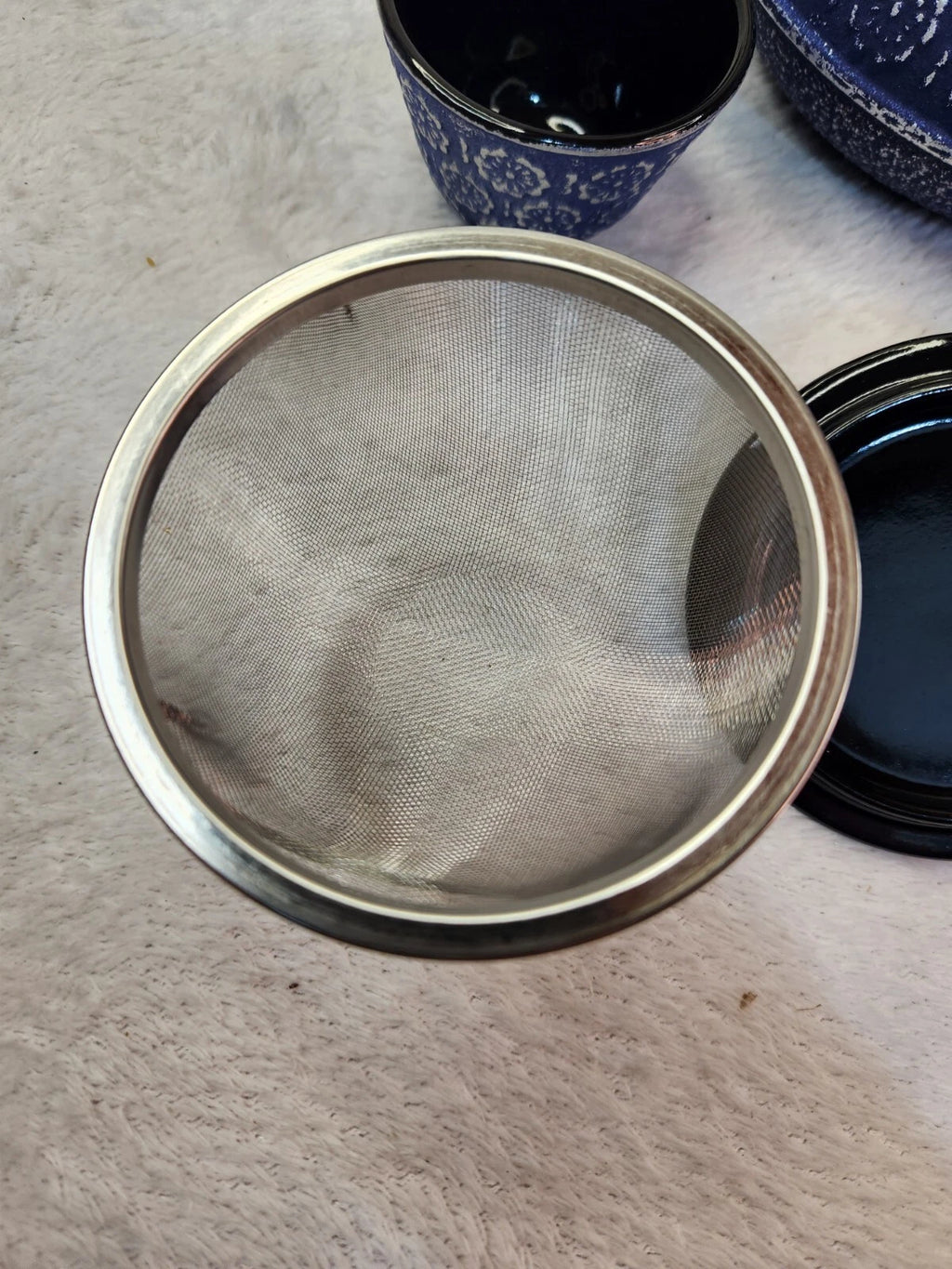 PRIMULA 34oz Blue Floral TEAPOT And Cups Cast Iron , Mesh tea Infuser Enamel New