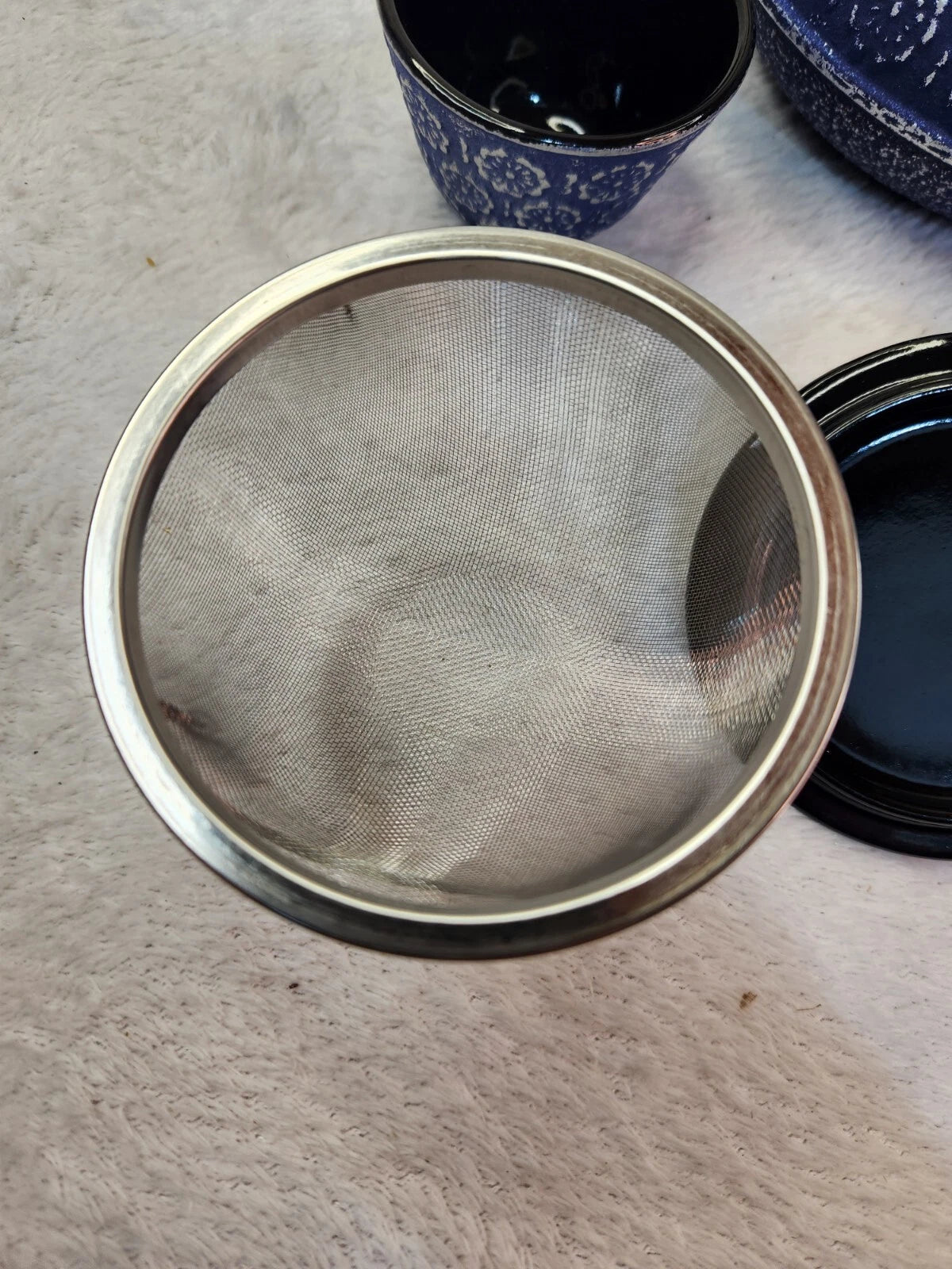 PRIMULA 34oz Blue Floral TEAPOT And Cups Cast Iron , Mesh tea Infuser Enamel New