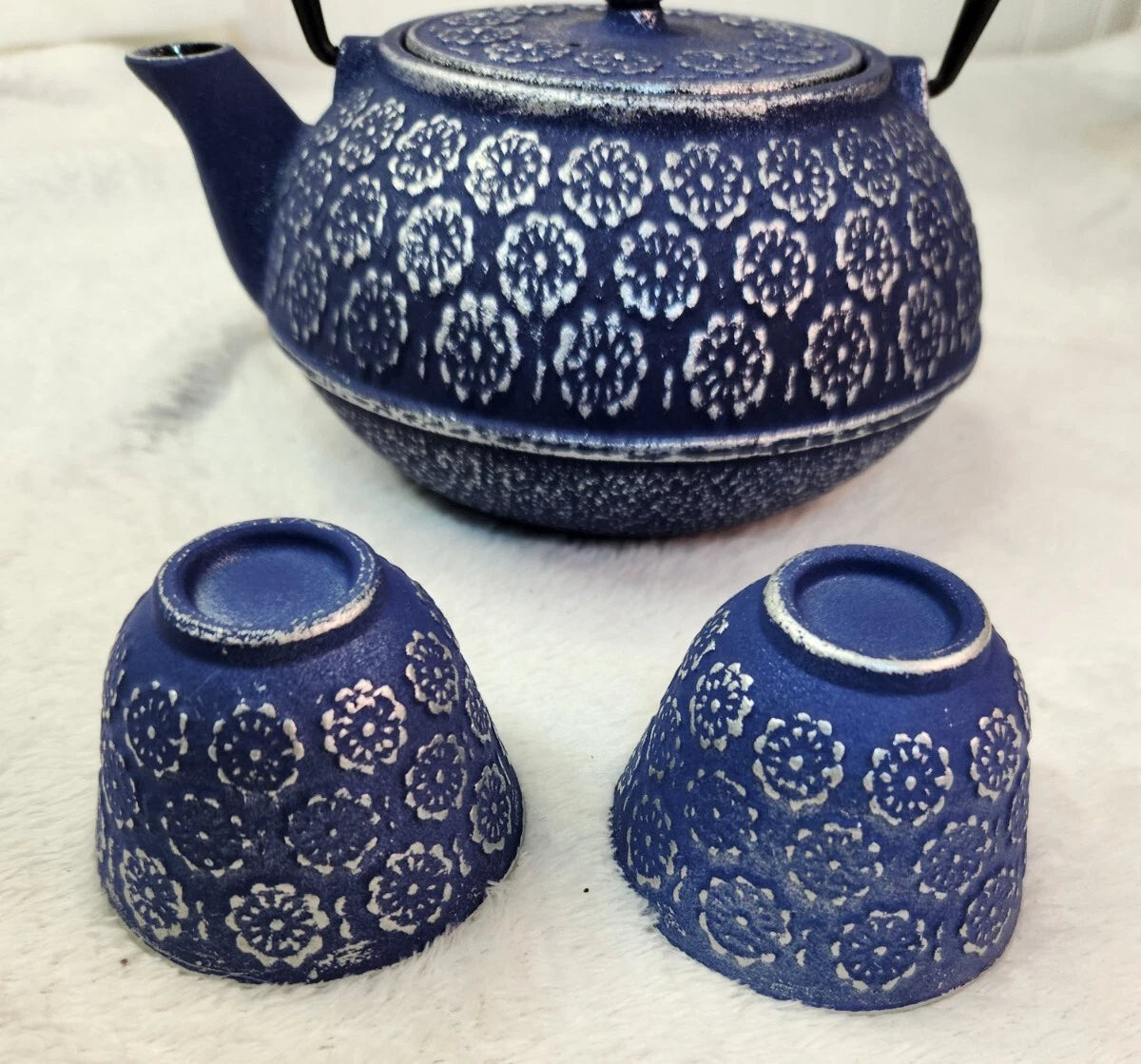 PRIMULA 34oz Blue Floral TEAPOT And Cups Cast Iron , Mesh tea Infuser Enamel New