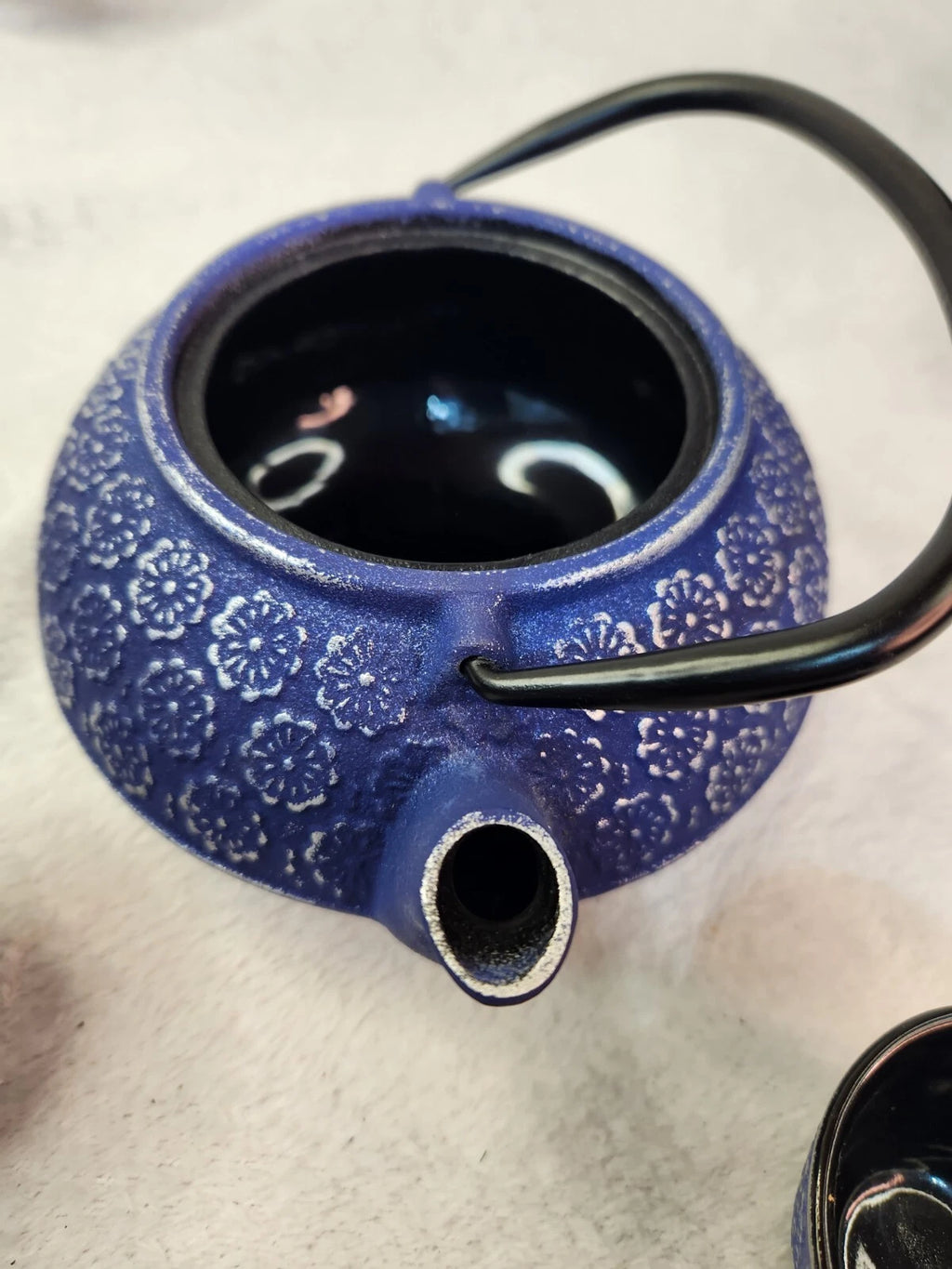 PRIMULA 34oz Blue Floral TEAPOT And Cups Cast Iron , Mesh tea Infuser Enamel New