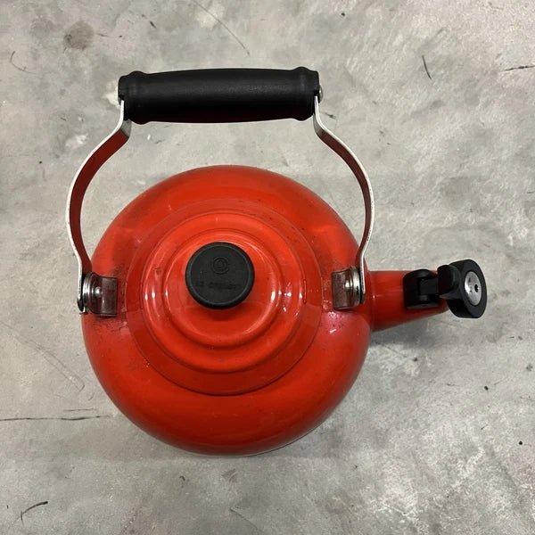 Le Creuset Whistling Tea Kettle Flame Orange Ombre Tea Pot 1.7 Qt 1.6 L Enameled