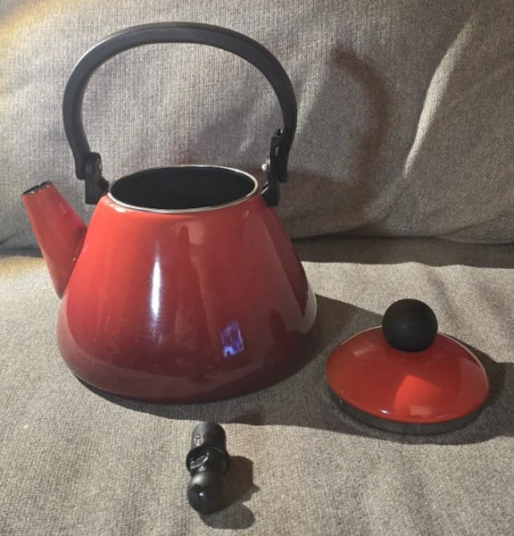 LE CREUSET  Classic Whistling Kettle Tea Pot 1.7 Quart  Cerise Red Enamel