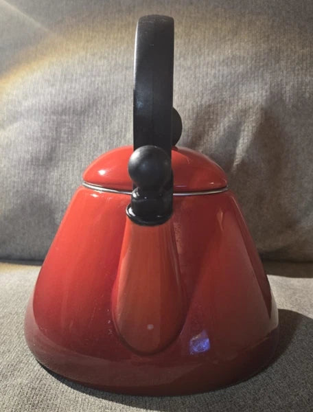 LE CREUSET  Classic Whistling Kettle Tea Pot 1.7 Quart  Cerise Red Enamel