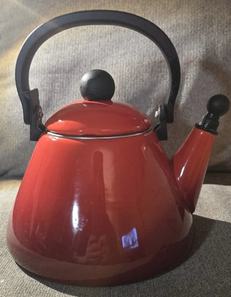 LE CREUSET  Classic Whistling Kettle Tea Pot 1.7 Quart  Cerise Red Enamel