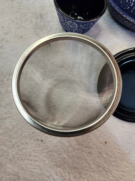 PRIMULA 34oz Blue Floral TEAPOT And Cups Cast Iron , Mesh tea Infuser Enamel New