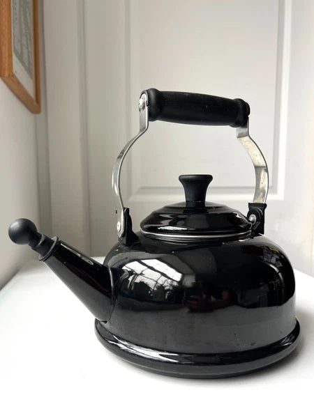 Le Creuset Whistling Stovetop Kettle BLACK Teapot 1.7 Qt 1.6 L Enameled Steel