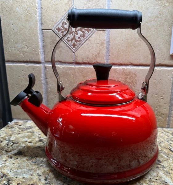 Le Creuset Classic Whistling Tea Kettle Teapot Red Gradient Ombre 1.7 Qt (1.6L)