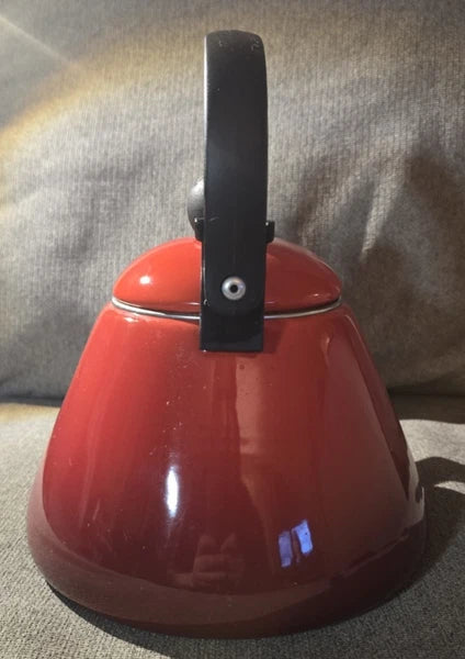 LE CREUSET  Classic Whistling Kettle Tea Pot 1.7 Quart  Cerise Red Enamel